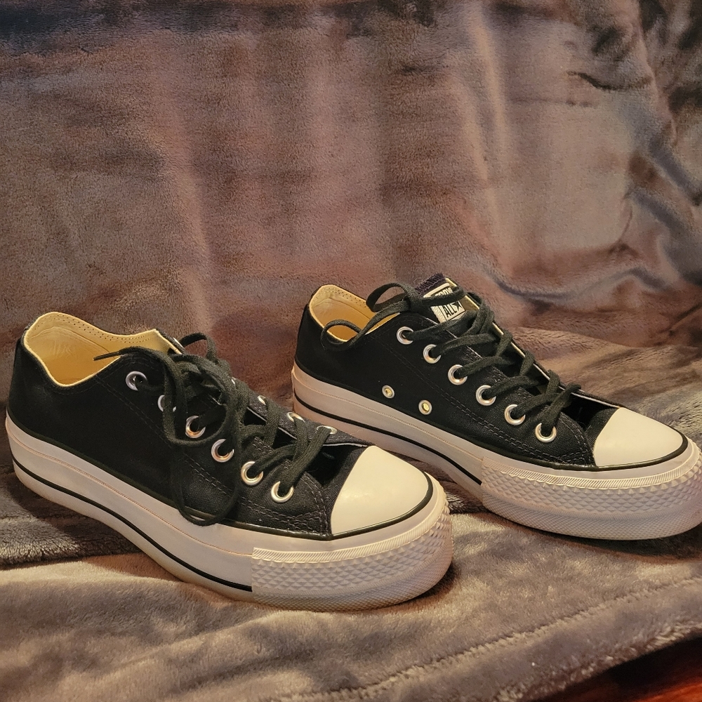 Womens low top platform Converse black sneaker size US 7